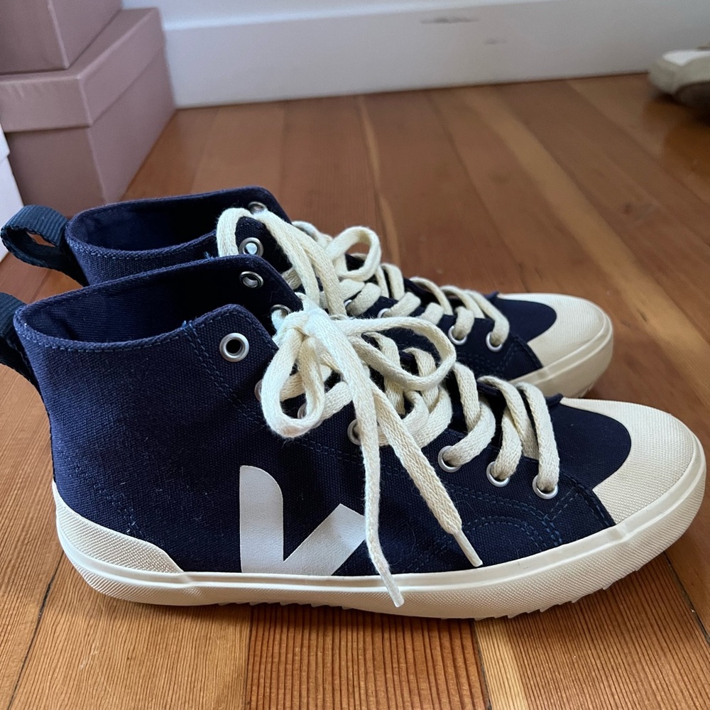 Veja nova high top shoe size 7